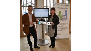 Zeigten sich von den Live-Tests der Online-Dienste mit nPA am Bürgerterminal sehr zufrieden: Ostallgäus Landrätin Maria Rita Zinnecker und Rudolf Philipeit, Vorsitzender des Vereins buergerservice.org, beim erfolgreichen Test einer Online-KFZ-Abmeldung. (Bild: Landratsamt Ostallgäu)
