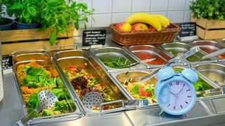 Der Stoffwechsel folgt unserer inneren Uhr: Unser Körper verarbeitet Nahrung je nach Tageszeit unterschiedlich, zum Beispiel sind viele Stoffwechselprozesse morgens aktiver als abends.  (Bild: David Ausserhofer/DIfE)