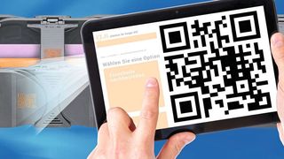 Mit dem QR-Code findet der Techniker schnell die passende Lösung. Einfach mit dem Smartphone und einer QR-App den Code auf der Energiekette scannen und direkt alle Informationen zur jeweiligen E-Kette erhalten.  (Igus)