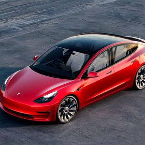 Das Tesla Model 3 kommt sehr weit, ist aber relativ teuer.(Bild:  Tesla)