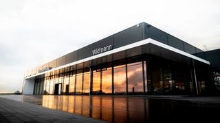 Die Widmann-Gruppe hat in Künzelsau ein neues Autohaus eingeweiht. (Bild: Autohaus Bruno Widmann GmbH & Co. KG)