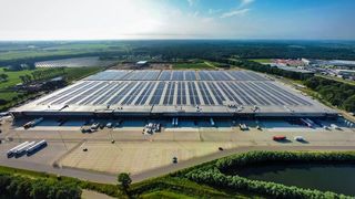 Blick auf die Photovoltaikanlage auf dem Dach des Arvato-Distributionszentrums im niederländischen Gennep. (Bild: Arvato)