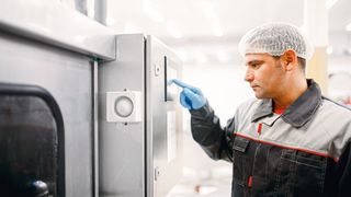 Bei längenbeschränkten Übersetzungen für HMI-Texte und Displays können selbst kleinste Fehler große Folgen haben. (PARILOV EVGENIY)