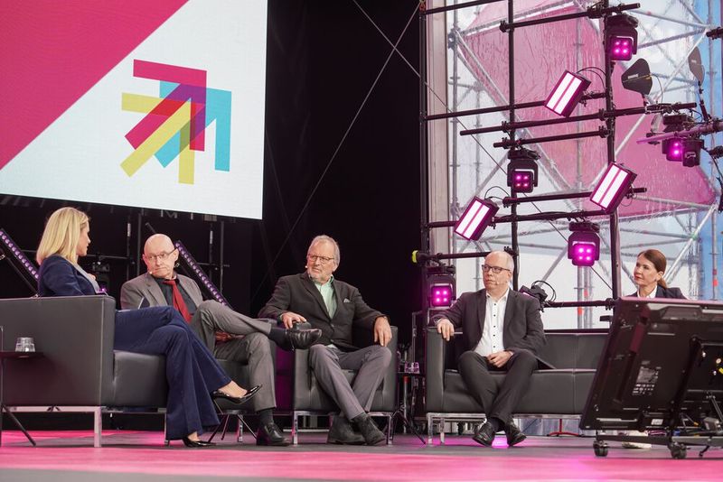 „Die Digitalisierung des Bildungswesens – vom Hier und Jetzt in die Zukunft“ mit Michelle Hunziker, Ulrich Wehrhöfer, Ministerium für Schule und Bildung NRW, Heinz-Peter Meidinger, Deutscher Lehrerverband, Alexander Handschuh, Deutscher Städte- und Gemeindebund, und Stefanie Kreusel, Konzernbeauftrage Digitale Bildung und Schule der Telekom (v. l.) (© Deutsche Telekom)