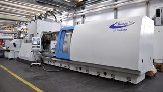 Hochpräzises Außenrund- und Koordinatenschleifen in einer Aufspannung ermöglicht das neue Maschinenkonzept des Schleifzentrums – und damit sollen sich rund 60% der Bearbeitungszeiten einsparen lassen.  (Bild: Siemens)