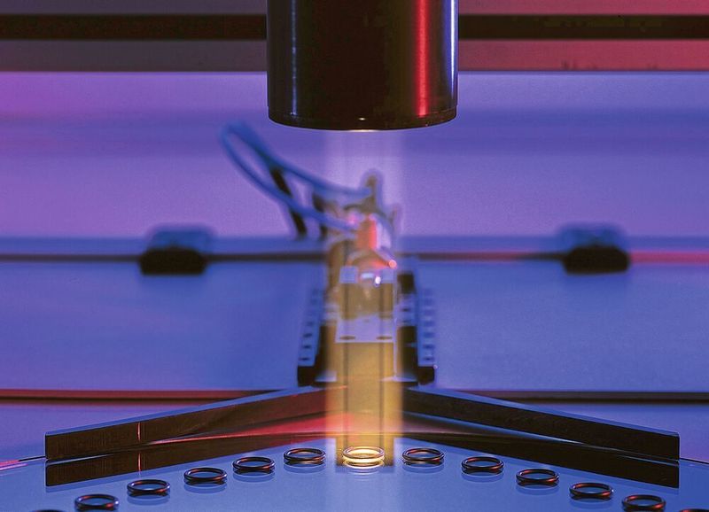 Optische Messmaschine im O-Ring Prüflabor Richter. (O-Ring-Prüflabor Richter)
