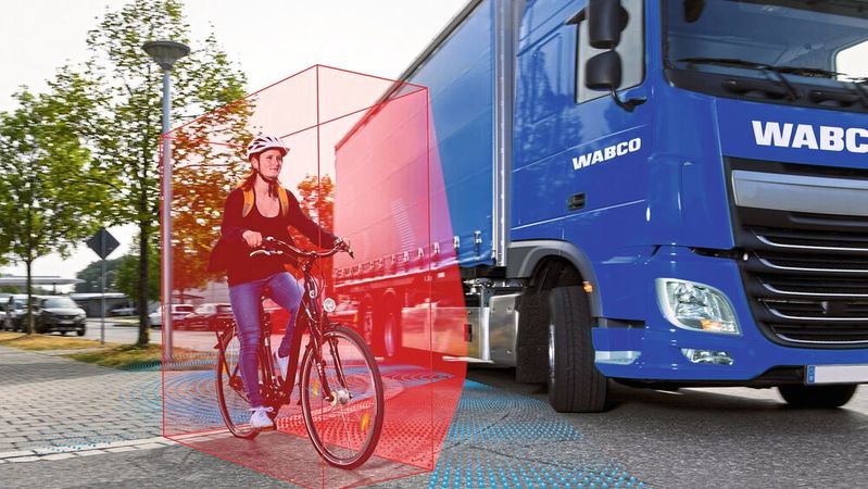 Das Turning Assistance System von ZF meldet dem Lkw-Fahrer Radfahrer oder Fußgänger, die er wegen des toten Winkels nicht sehen kann.(Bild:  ZF)