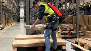 Hautnahe Power-Unterstützung! Hermes Fulfilment setzt nämlich im Logistikzentrum Ansbach die ersten Exoskelette ein. (Bild: Hermes Fulfilment)