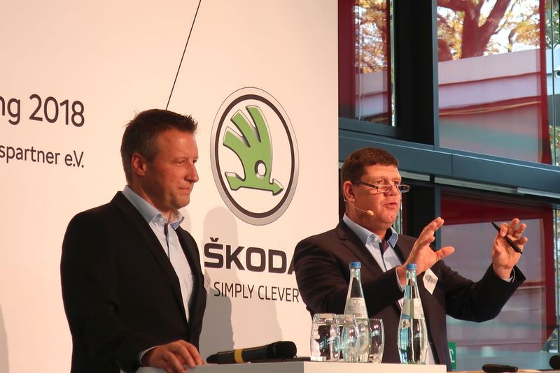 Der Geschäftsverlauf in diesem Jahr ist sehr positiv. Über steigende Renditen in den verschiedenen Geschäftsbereichen sowie bei kleinen wie großen Betrieben berichteten Jochen Müller (li.) und Kersten Borst vom Arbeitskreis Betriebswirtschaft. (Bild: Grimm / »kfz-betrieb«)