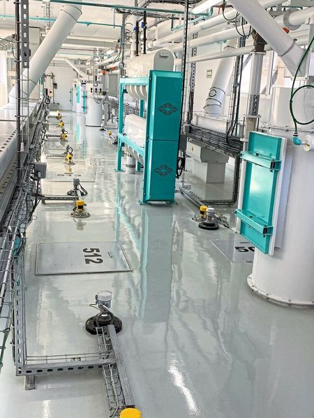 Blitzblank sind die Hallen, um alle Mühlenprodukte durch sachgerechte Lagerung und die Einhaltung der strengen Hygieneregeln über alle Produktionsschritte „gesund“ zu erhalten. (Bild: Vega)