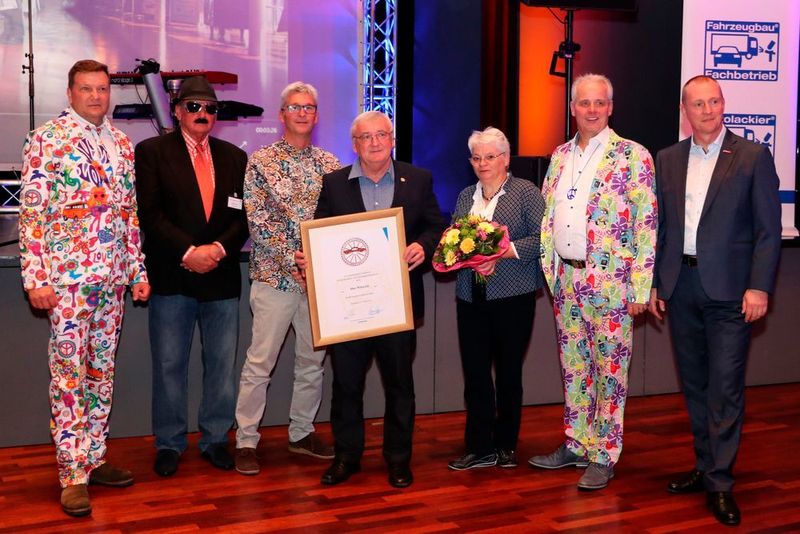 Der ZKF-Bundesverband ehrte Max Witeczek mit der goldenen Ehrennadel. (v.l.) Thomas Aukamm, Detlef Thedens, Uli Schäfer, Max Witeczek mit Frau, Claus Evels und ZKF-Präsident Peter Börner. (Klasing)