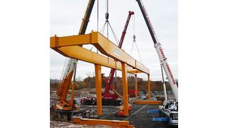 Montage eines Portalkranes mit Drehwerkskatze mit 2 × 12,5 t (gesamt 25 t), Spannweite 41 m und Ausleger 16,5 m. Bild: Kempkes (Archiv: Vogel Business Media)