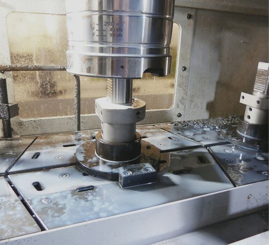 (Das Spannfutter Toplus premium greift den Grundhalter von der Pick-up-Station ab. Bild: Hainbuch GmbH)