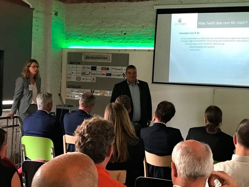 Das Thema gab viel Anlass zum Austausch und Diskussion. Petra Gummermann und Michael Scheffler beantworten die Fragen zum Thema.  (A10 Networks)