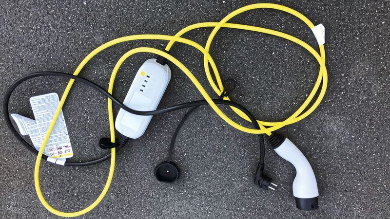 Für alle Ladefälle hat der Citigo-E aber die Ladekabel an Bord. (Bild: Grimm/»kfz-betrieb«)