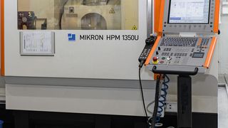 Eine der beiden Mikron HPM 1350U wird im Opel-Design-Zentrum heute ausschließlich zur Leichtmetallbearbeitung verwendet. Zum Beispiel für das Fräsen von hochpräzisen Fahrzeug-Miniaturen. (Bild: Adam Opel/Eric Henkel)