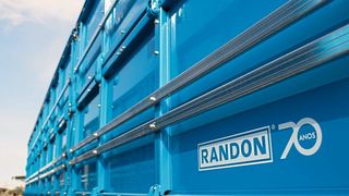 1949 eröffneten die beiden Brüder Raul und Hercílio Randon eine Werkstatt für Industriemotoren – heute bietet der Randon-Konzern eine breite Produktpalette, die von Anhängern und Sattelaufliegern für Straße und Schiene, bis zu Spezialfahrzeugen und Autoteile reicht. Heute helfen Trumpf-Laserschneidanlagen bei der Produktivitätssteigerung mit. ( L. Lermen)