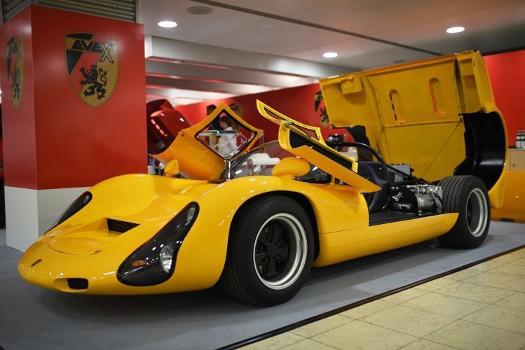 Kreisel Evex 910e: Der Elektromobilitäts-Spezialist Kreisel hat einen EVEX-Porsche 910 vollständig zum elektrischen Supersportwagen umgerüstet. Der Kreisel EVEX 910e schafft mehr als 300 Kilometer pro Stunde, beschleunigt in 2,5 Sekunden von 0 auf 100 und verfügt im Gegensatz zum historischen Original von Porsche über eine Straßenzulassung (H-Kennzeichen). (Kreisel Electric GmbH - Peter Scherb)