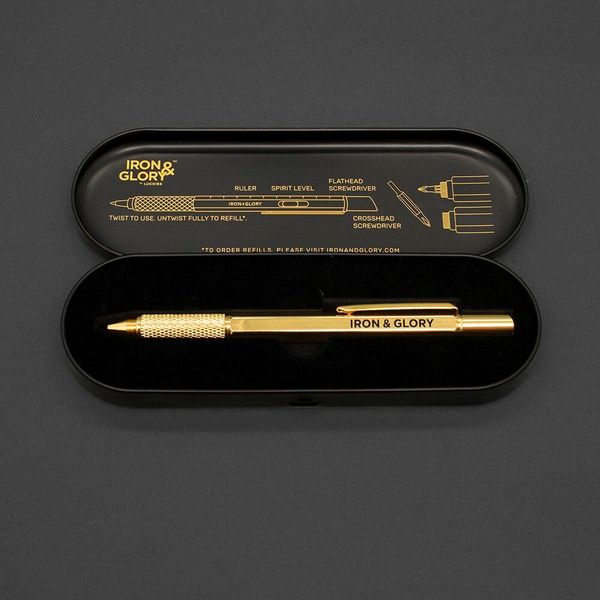 Bei Radbag.de gibt es auch das Iron-&-Glory-Schreib-Werkzeug für 17,95 Euro. Dabei handelt es sich um einen Stift, einen Schraubendreher, ein Lineal und eine Wasserwaage in einem Gerät.  (Bild: Radbag.de)