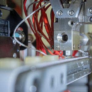 Der Druckkopf kann bis zu 160 Tabletten pro Stunde herstellen, wobei neben Polymeren auch Lipide verdruckt werden können.(Bild:  Heike Fischer/ TH Köln)