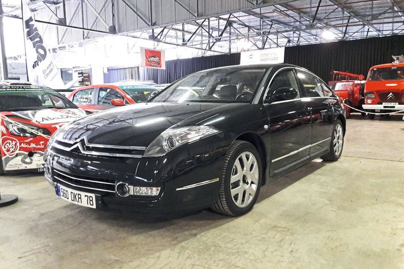 Nach nur einer Fahrzeuggeneration verabschiedete sich 2012 der Citroën C6, der als große Limousine in der Tradition von DS, CX und XM stand. Seinen Auftritt prägten die konkav gewölbte Heckscheibe und die rahmenlosen Seitenscheiben. (Citroën )