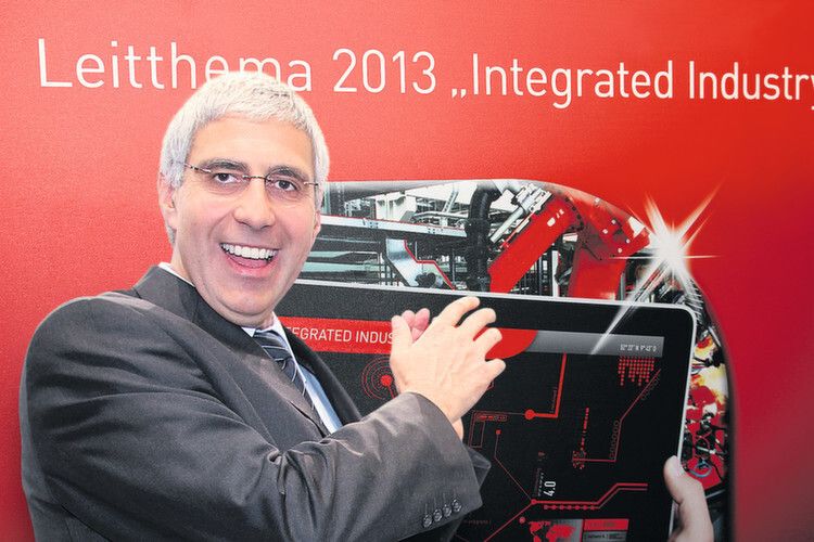 Auf der Hannover-Messe 2013 konnte Bosch-Rexroth Dr. Karl Tragl noch strahlen. Denn für das Open-Core-Konzept gab es den Hermes Award. Jetzt herrscht im Stammhaus in Lohr am Main Katerstimmung. (Bild: MM)