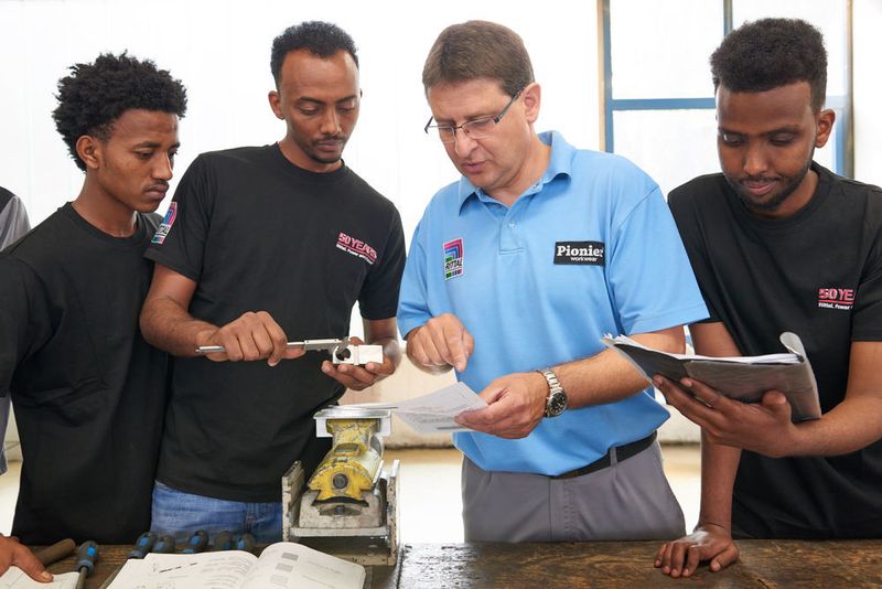 Ein Tipp des Ratgebers Integration der Friedhelm Loh Group lautet: Ausbilder und Flüchtlinge müssen mit Herz bei der Sache sein. Robert Habbaba (m.), Ausbilder bei Rittal, geht zwar behutsam und mit Fingerspitzengefühl mit seinen Praktikanten um, verlangt aber auch Ehrgeiz und Engagement. (Rittal GmbH & Co. KG)