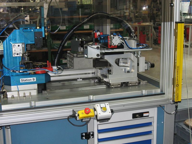 Der Sicherheits-Lichtvorhang Focus steuert den Taktbetrieb und hat eine Auflösung von 14 mm. Unten sieht man einen Not-Halt-Taster Smile mit eingebauter Tina-Schnittstelle und M12 Steckverbindung.  (Bild: Jokab Safety)