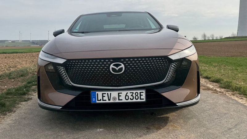 3. Das Fahrgefühl: Der Wechselstrom-Synchronmotor im getesteten Mazda 6e mit der kleineren 68,8-kWh-LFP-Batterie leistet maximal 190 kW/258 PS bei 320 Nm Drehmoment. Diese Antriebsleistung ist für alle Fahrsituationen mehr als ausreichend, zumal die elektrische Limousine eher zum entspannten Dahingleiten einlädt als zum schnellen Beschleunigen. Auch das ausgewogene Fahrwerk machte auf den Testfahrten einen guten Eindruck.  (Bild: Achter – VCG)
