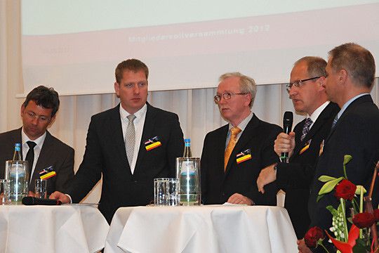 Aufgelockert wurde die Jahreshauptversammlung durch verschiedene Diskussionsrunden (v.l.n.r.): Roland Brucker (THV), Uwe Heinz (THV), Lothar Feuser (TDG), Georg Lintel-Höping (TDG) und Bernd Förster (THV). (Foto: Mauritz)