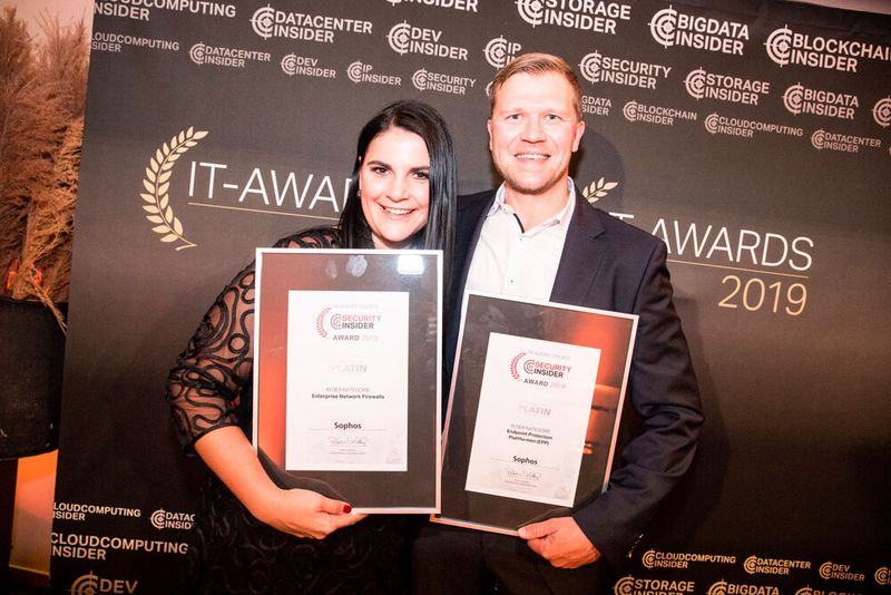 Daniela Stolz und Marco Kain von Sophos mit Ihren Platin-Awards in den Security-Insider-Kategorien 