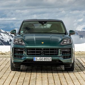 Die Front wurde mit neuen HD-Matixleuchten mit je 32.000 Pixeln ausgestattet.(Bild:  Porsche)