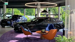 Highlight: Eine spezielle Lichtinszenierung sowie ein Teppich kennzeichnen Highlight-Modelle im Schauraum. (Bild: BMW Niederlassung Saarbrücken)
