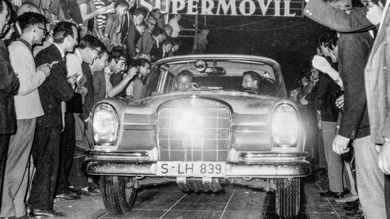 Foto vom Großen Straßenpreis für Tourenwagen von Argentinien, 26. Oktober bis 5. November 1961. Start des Fahrerteams Hans Herrmann/Rainer Günzler (Startnummer 527) mit einem Mercedes-Benz Typ 220 SE. In der Gesamtwertung belegten Herrmann/Günzler den zweiten Platz. (Bild: Mercedes-Benz AG)