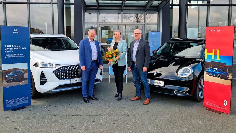 Freuen sich über den Zuwachs bei Oppel: (v. l.) Rüdiger Warthemann (Emil Frey), Susanne Oppel, Wolfgang Clement, Verkaufsleiter Pkw Autohaus Oppelt.(Bild:  Autohaus Oppel)