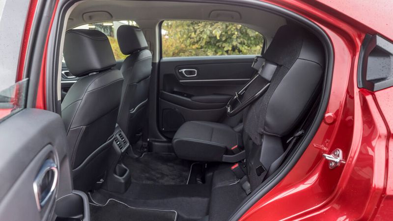Die hinteren Sitze lassen sich nicht nur umklappen, sondern ähnlich wie in einem Kino auch hochklappen. (Bild: Honda)