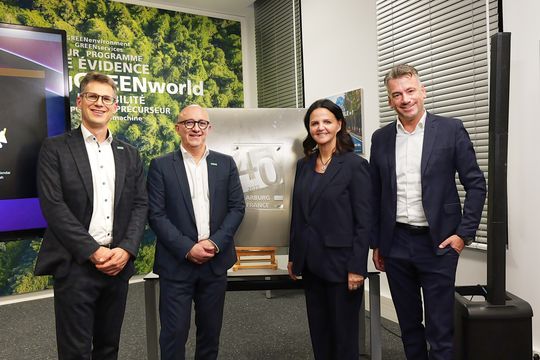 Anlässlich des 40-jährigen Bestehens von Arburg Frankreich überreichten die geschäftsführende Gesellschafterin Juliane Hehl (2.v.r), Tobias Baur (r.), Geschäftsführer Vertrieb und After Sales, und Steffen Eppler, Bereichsleiter Vertrieb Europa, die Jubiläums-plastik an Pascal Laborde, Geschäftsführer von Arburg SAS.(Bild:  Arburg)