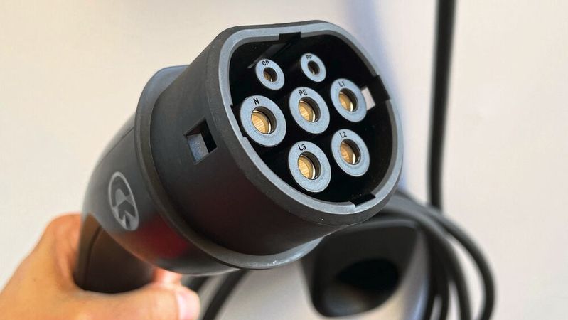 Die Zukunft der Elektromobilität ist weiter schwer zu prognostizieren. Während die Kaufzurückhaltung weiter real ist, scheint die Bereitschaft zum Umstieg zu wachsen.(Bild:  Grimm – »kfz-betrieb«)