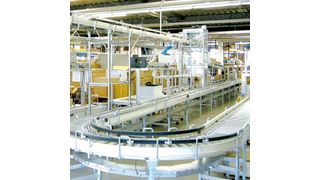 Dem Packbereich wird über oben liegende Fördertechnik und anschließendem Senkrechtförderer die kommissionierte Ware zugeführt.Bild: Förster & Krause (Archiv: Vogel Business Media)