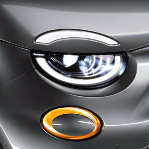 Die Frontscheinwerfer sind jetzt etwas höher positioniert als beim Vorgänger.(Bild:  FCA)