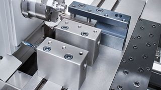 Dank ihres Linearwerkzeugträgers und der dadurch erzielten Stabilität und Steifigkeit im Prozess bietet die Drehmaschine G07 eine gute Basis für Hartbearbeitungen. (Bild: DMG Mori)