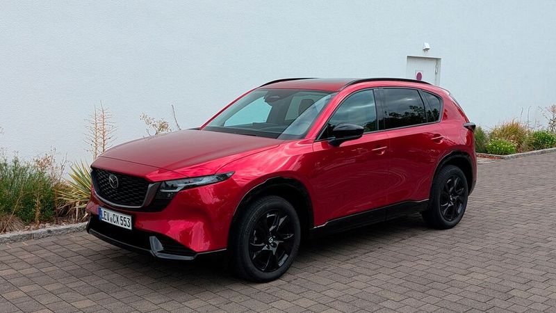 Der neue CX-5 ähnelt seinem von 2017 bis 2024 gebauten Vorgänger doch sehr. So ist er auf den ersten Blick als Mazda zu erkennen.(Bild:  Rosenow – VCG)