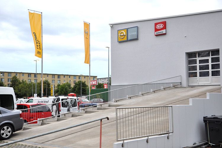 Im Erdgeschoss des Servicegebäudes ist eine alte Bunkeranlage eingeschlossen. Die Zufahrt zur Werkstatt ist deshalb nur über die Rampe möglich. (Foto: Rehberg)