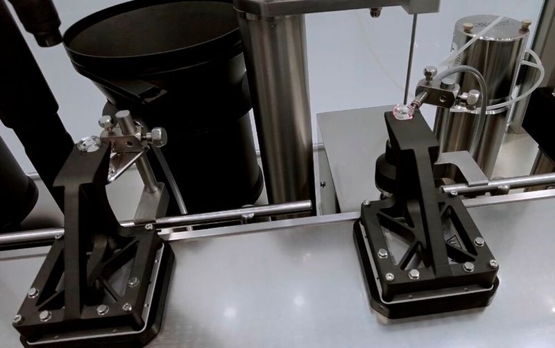 Détail d'un transporteur en lévitation à la station de remplissage. (Source : Steriline)