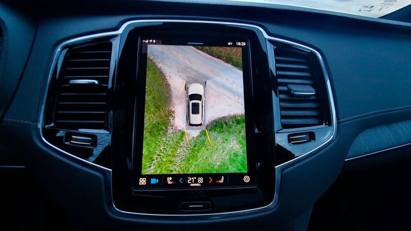5. Die Kameras: Bei einem großen Auto wie dem Volvo XC90 besonders hilfreich: die 360-Grad-Kamera (Bild: Mauritz – VCG)