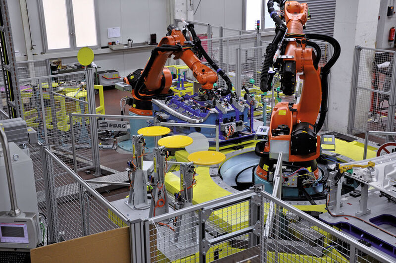 Bild 4: Ein Roboter in der 2 m großen Mittenöffnung und ein zweiter an der Seite bestücken den Drehtisch.  Bild: Weiss (Archiv: Vogel Business Media)