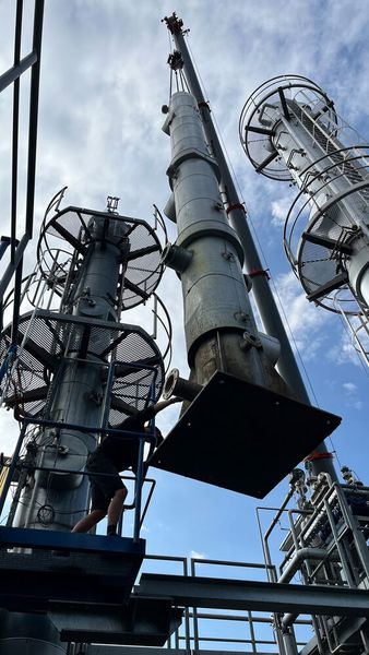 Auch die Demontage der alten Füllkörperkolonne übernahm der Lösemittelspezialist in Eigenregie.  (Bild: Richard Geiss )