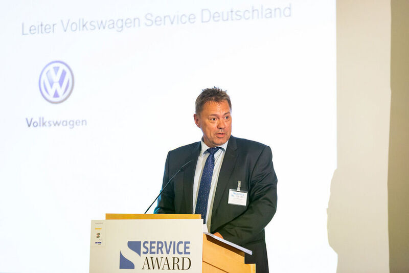 Den Kollegen aus Hessen gratuliert Lars Eßmann, Leiter Volkswagen Service Deutschland. Und auch er hatte noch einen weiteren Teilnehmer im Rennen. (Stefan Bausewein)