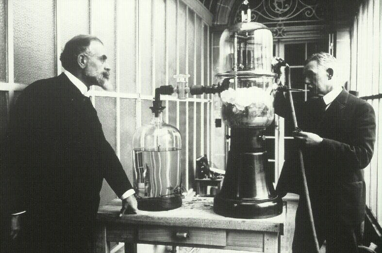 1926 Georges Claude in seinem Labor in Rueil (mit M. Boucherot rechts) (Air Liquide)
