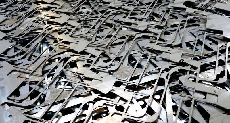 Eigens für die Entgratung und Kantenverrundung von lasergeschnittenen Blechteilen investierte die C.P. Cutting Point GmbH im fränkischen Pleinfeld in eine Lissmac SMD 535 RTB Maschine. Geschnitten werden tonnenweise Stähle und Edelstähle sowie Aluminium und andere NE-Metalle.  (Kuhn)